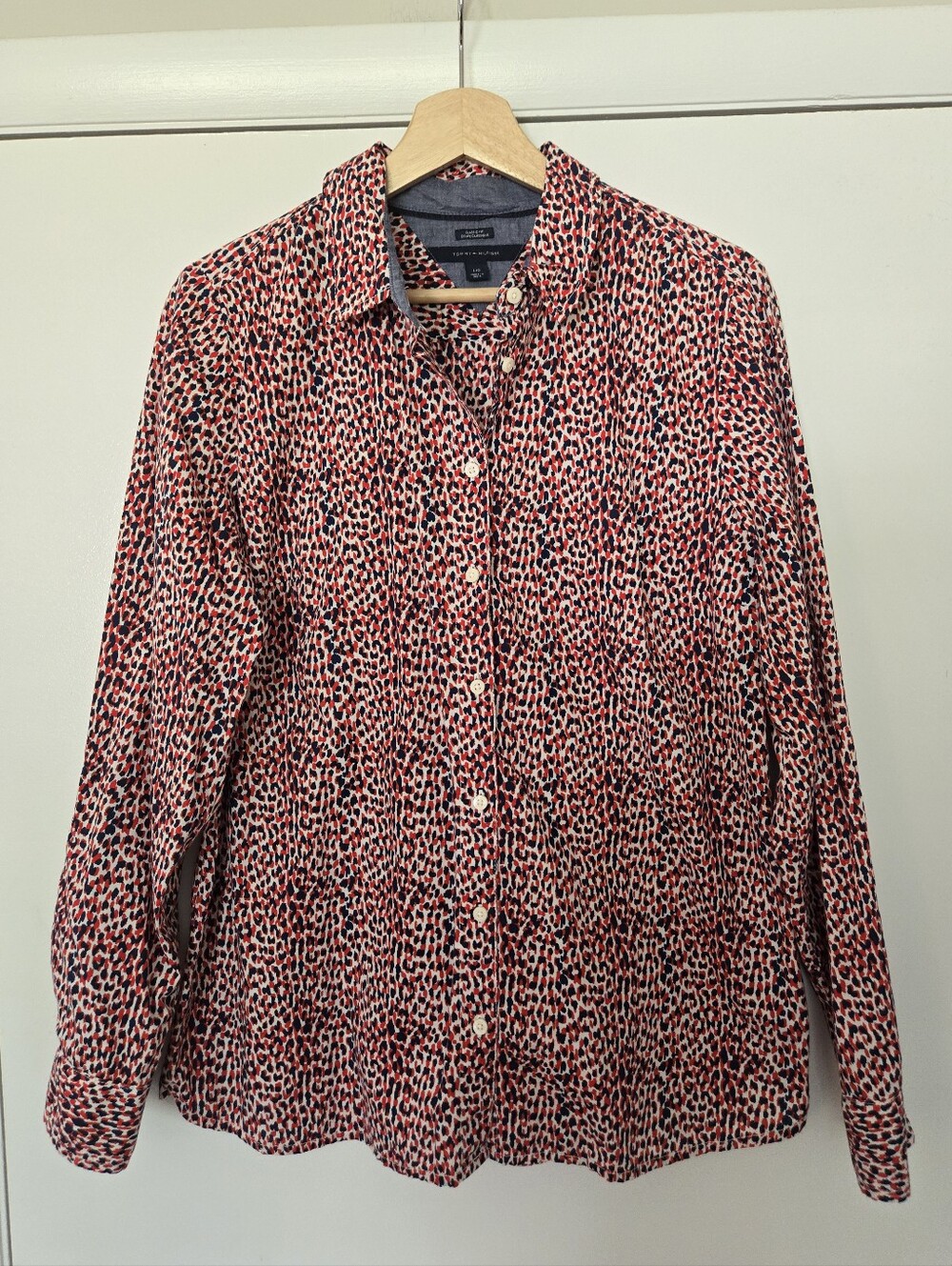 Tommy Hilfiger 100% Cotton Classic Fit Red White And Blue Dot Dress Shirt